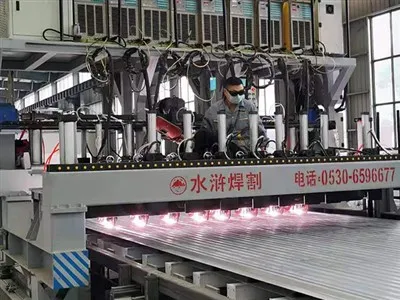 Máquina de solda automática de placa inferior de alumínio para caminhão refrigerado